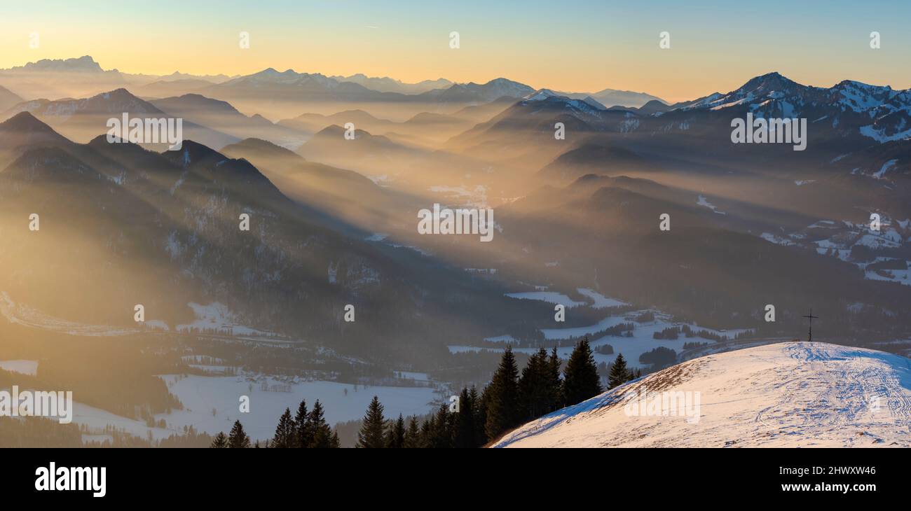 Blick Richtung Jachenau und Zugspitze. Blick vom Schönberg bei Lenggries in den bayerischen alpen im Winter. Deutschland, Bayern Stockfoto