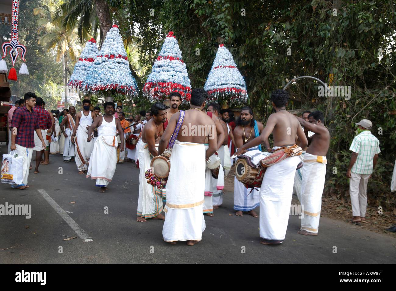 7. März 2022, Mavelikkara, Kerala, Indien: Chettikulangara Bharani ist ein spektakuläres Fest, das im Chettikulangara Tempel in der Nähe von Mavelikara in Alappuzha gefeiert wird. Das Festival findet während des Malayalam-Monats Kumbham (Februar-März) statt und ist der Göttin (Bhagavathy) gewidmet. Die ganze Stadt erwacht zum Leben und die Heiterkeit bedeckt ihre Landschaft. Dieses Fest wird gefeiert, um der Gottheit gute Wünsche für ihre Reise zu senden, um ihre Mutter im Sree Kurumba Devi Tempel, Kodungalloor, zu besuchen. Am Abend werden die Tempelräume mit 100 unterschiedlich großen dekorierten Bildnis von Kuthira und Theru gefüllt Stockfoto