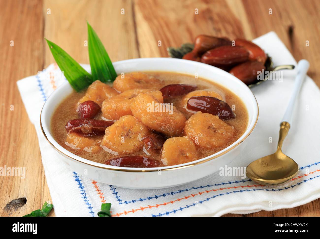 Kolak Pisang Kurma, Bananenkompott mit Datteln Obst, Popular Food Getränke für Ifthar. Kolak aus Kokosmilch und Palmzucker mit verschiedenen Toppi Stockfoto