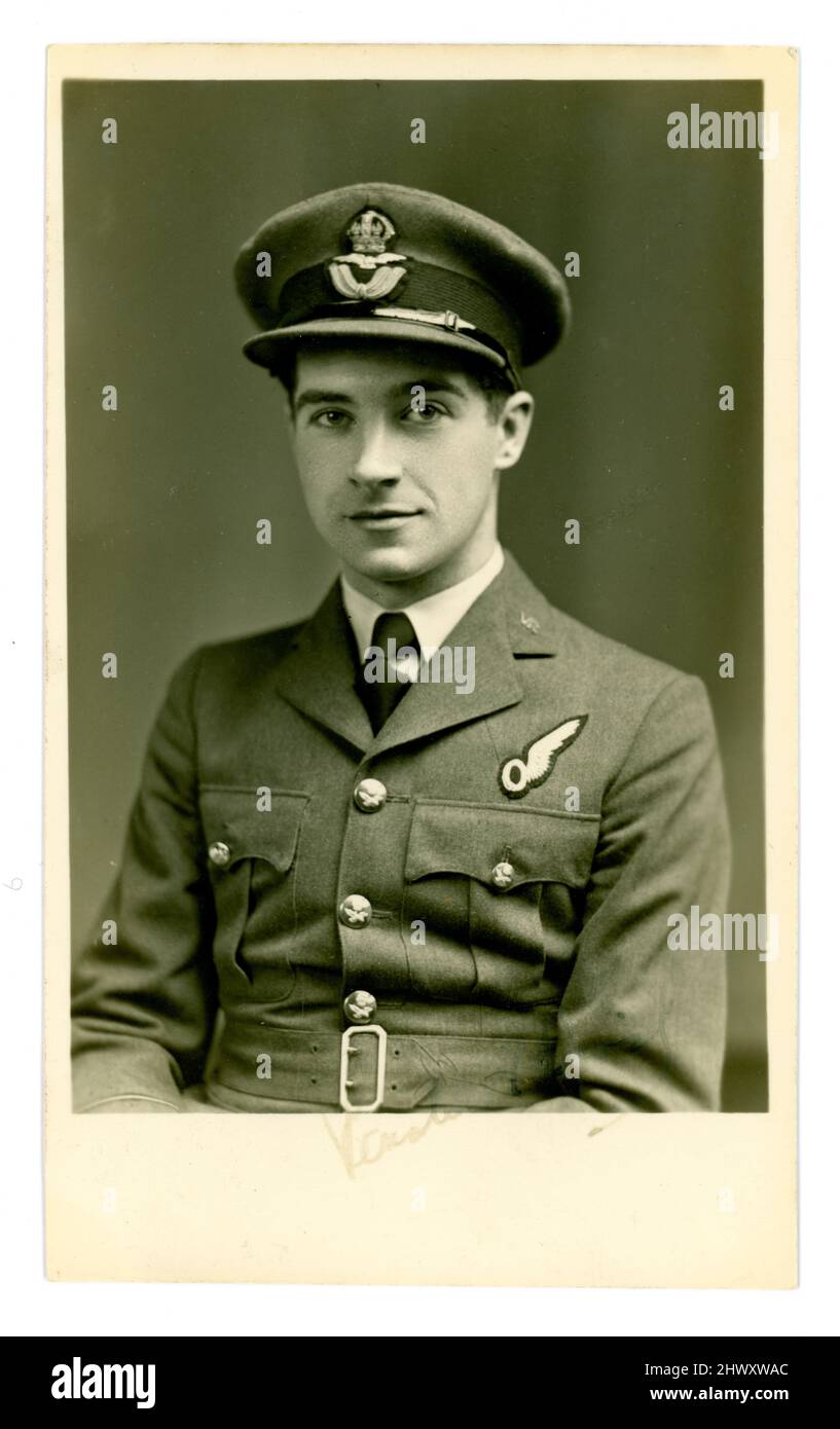 Original Postkarte aus der Zeit WW2 mit hübscher RAF Observer in Uniform und Mütze. Der Mann ist aus der Volunteer Reserve (RAFVR) (siehe Messing VR-Abzeichen auf Revers, was auch bedeutet, dass er ein Offizier ist)- circa 1942 Großbritannien Stockfoto