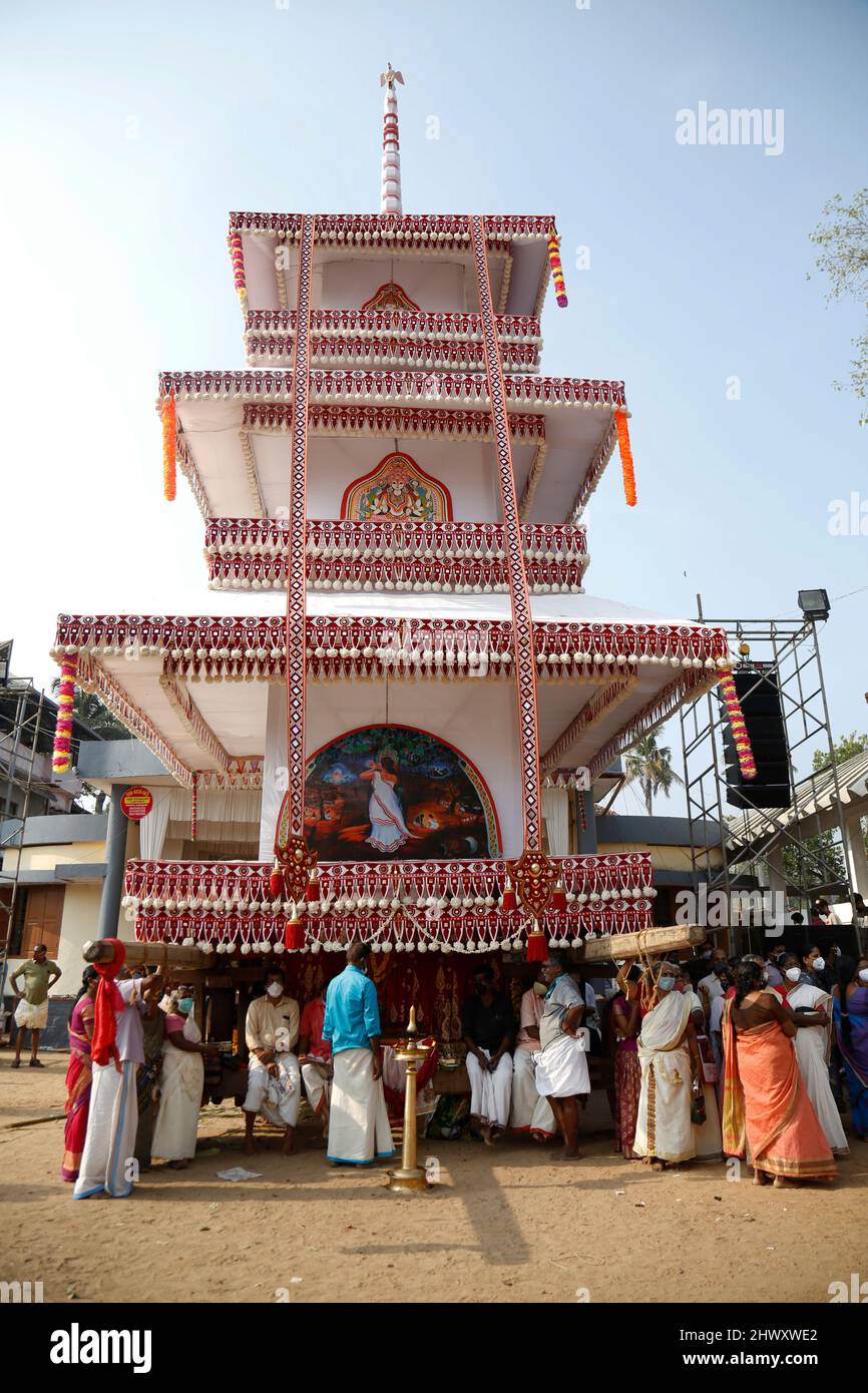 7. März 2022, Mavelikkara, Kerala, Indien: Chettikulangara Bharani ist ein spektakuläres Fest, das im Chettikulangara Tempel in der Nähe von Mavelikara in Alappuzha gefeiert wird. Das Festival findet während des Malayalam-Monats Kumbham (Februar-März) statt und ist der Göttin (Bhagavathy) gewidmet. Die ganze Stadt erwacht zum Leben und die Heiterkeit bedeckt ihre Landschaft. Dieses Fest wird gefeiert, um der Gottheit gute Wünsche für ihre Reise zu senden, um ihre Mutter im Sree Kurumba Devi Tempel, Kodungalloor, zu besuchen. Am Abend werden die Tempelräume mit 100 unterschiedlich großen dekorierten Bildnis von Kuthira und Theru gefüllt Stockfoto