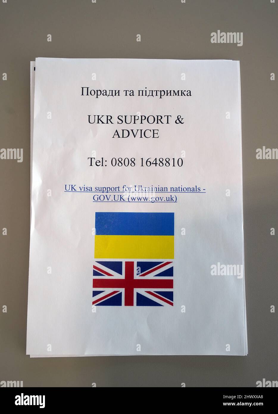 Eine Mitteilung der britischen Regierung an einem Begrüßungsschalter am Fährterminal in Calais, Frankreich, als ukrainische Flüchtlinge an dem Ort eintreffen, um nach Großbritannien zu gelangen. Bilddatum: Dienstag, 8. März 2022. Stockfoto