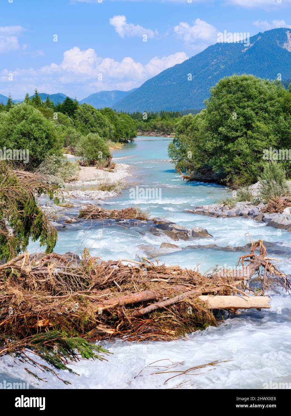 Fluss Isar bei Sylvenstein Stausee in der Nähe von Dorffall im  Karwendelgebirge. Europa, Deutschland, Bayern Stockfotografie - Alamy