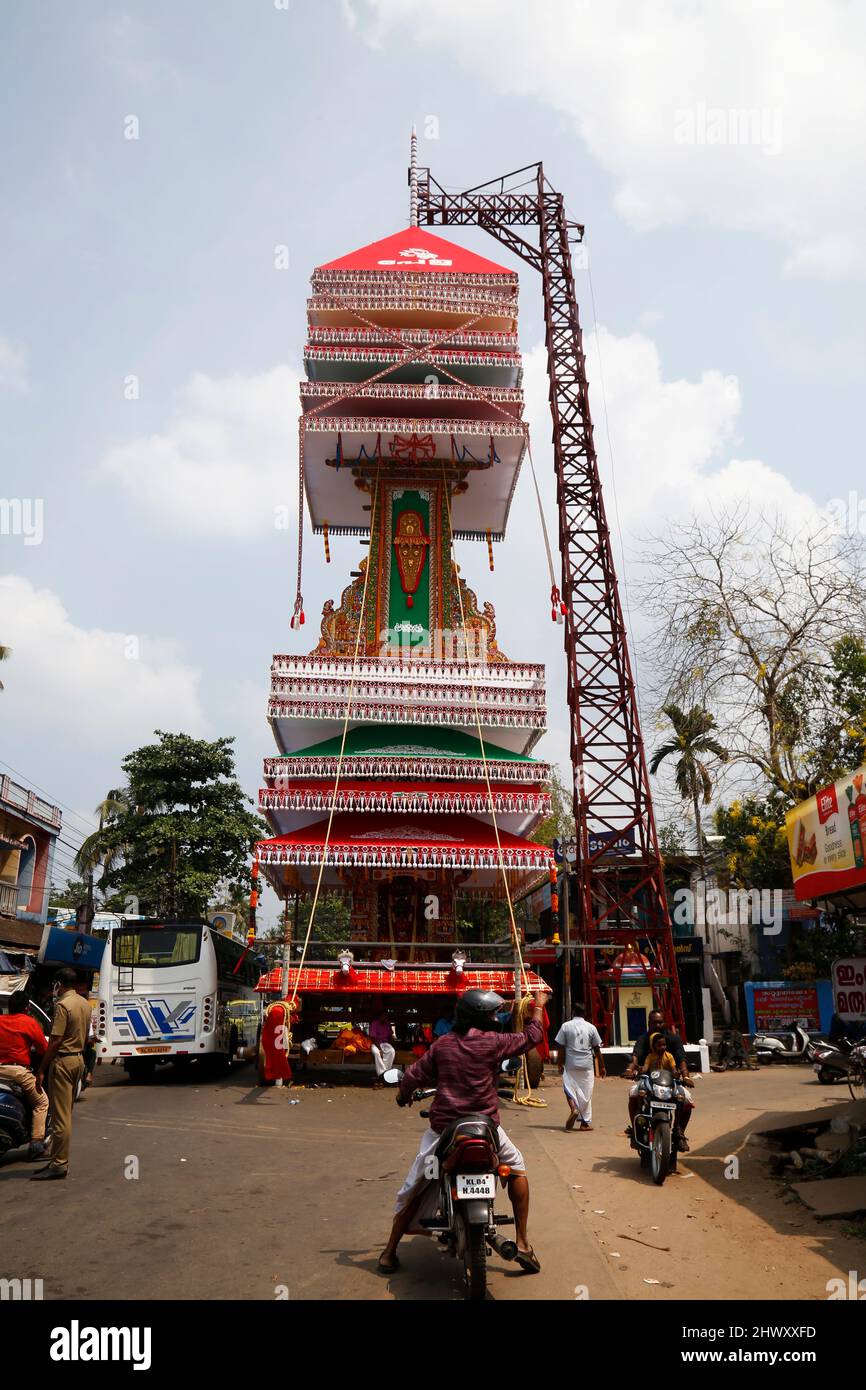 7. März 2022, Mavelikkara, Kerala, Indien: Chettikulangara Bharani ist ein spektakuläres Fest, das im Chettikulangara Tempel in der Nähe von Mavelikara in Alappuzha gefeiert wird. Das Festival findet während des Malayalam-Monats Kumbham (Februar-März) statt und ist der Göttin (Bhagavathy) gewidmet. Die ganze Stadt erwacht zum Leben und die Heiterkeit bedeckt ihre Landschaft. Dieses Fest wird gefeiert, um der Gottheit gute Wünsche für ihre Reise zu senden, um ihre Mutter im Sree Kurumba Devi Tempel, Kodungalloor, zu besuchen. Am Abend werden die Tempelräume mit 100 unterschiedlich großen dekorierten Bildnis von Kuthira und Theru gefüllt Stockfoto