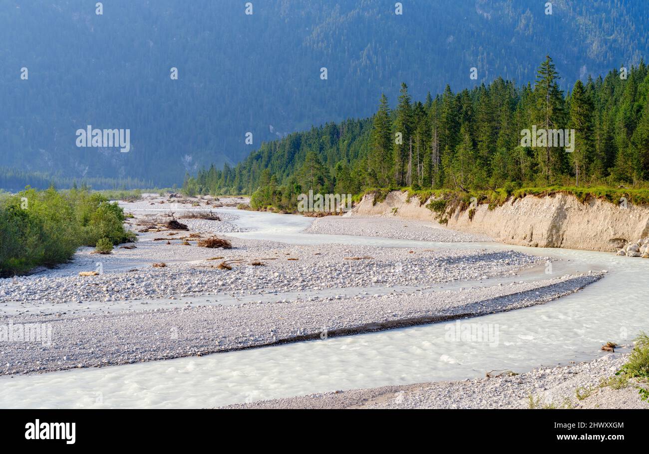 Rissbach, einer der wenigen wilden Flechtflüsse in Deutschland, in der Nähe des Dorfes Vorderriss im Karwendelgebirge. Europa, Deutschland, Bayern Stockfoto