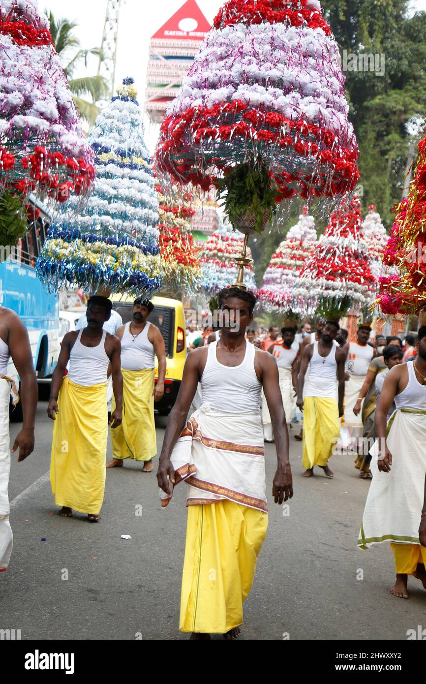 7. März 2022, Mavelikkara, Kerala, Indien: Chettikulangara Bharani ist ein spektakuläres Fest, das im Chettikulangara Tempel in der Nähe von Mavelikara in Alappuzha gefeiert wird. Das Festival findet während des Malayalam-Monats Kumbham (Februar-März) statt und ist der Göttin (Bhagavathy) gewidmet. Die ganze Stadt erwacht zum Leben und die Heiterkeit bedeckt ihre Landschaft. Dieses Fest wird gefeiert, um der Gottheit gute Wünsche für ihre Reise zu senden, um ihre Mutter im Sree Kurumba Devi Tempel, Kodungalloor, zu besuchen. Am Abend werden die Tempelräume mit 100 unterschiedlich großen dekorierten Bildnis von Kuthira und Theru gefüllt Stockfoto