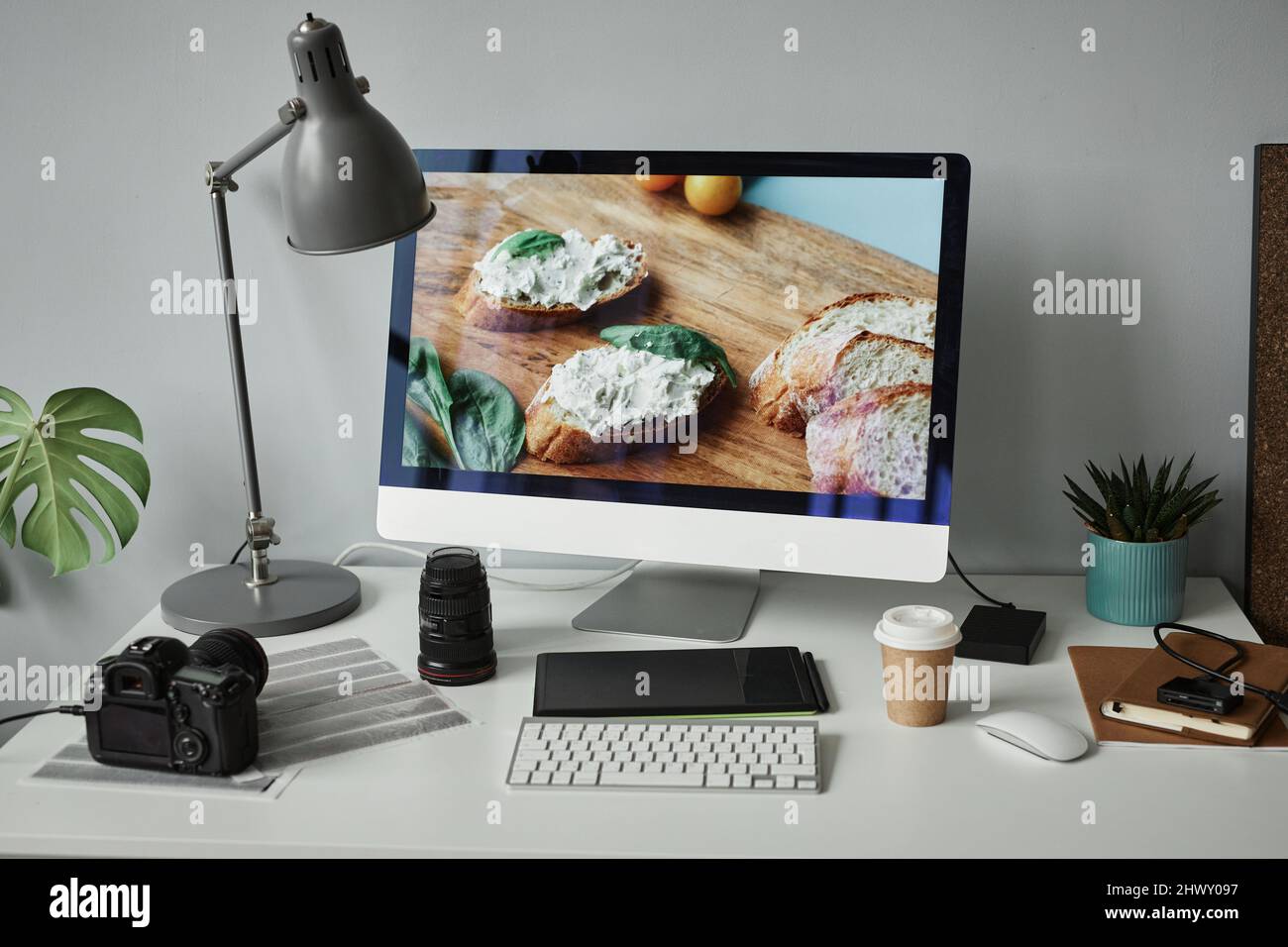 Hintergrundbild von Fotografen Arbeitsplatz mit Computer-Bildschirm für die Fotobearbeitung, Kopierraum Stockfoto