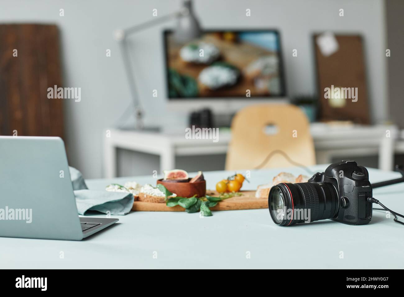 Hintergrundbild von Food-Fotografen Studio mit Fokus auf Kamera, Kopierraum Stockfoto