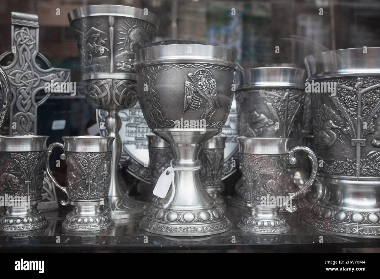 Dublin, Irland - 9.. Feb 2020: Silbertankards und Globets. Typisch irisches Handwerk, Dublin, Irland Stockfoto