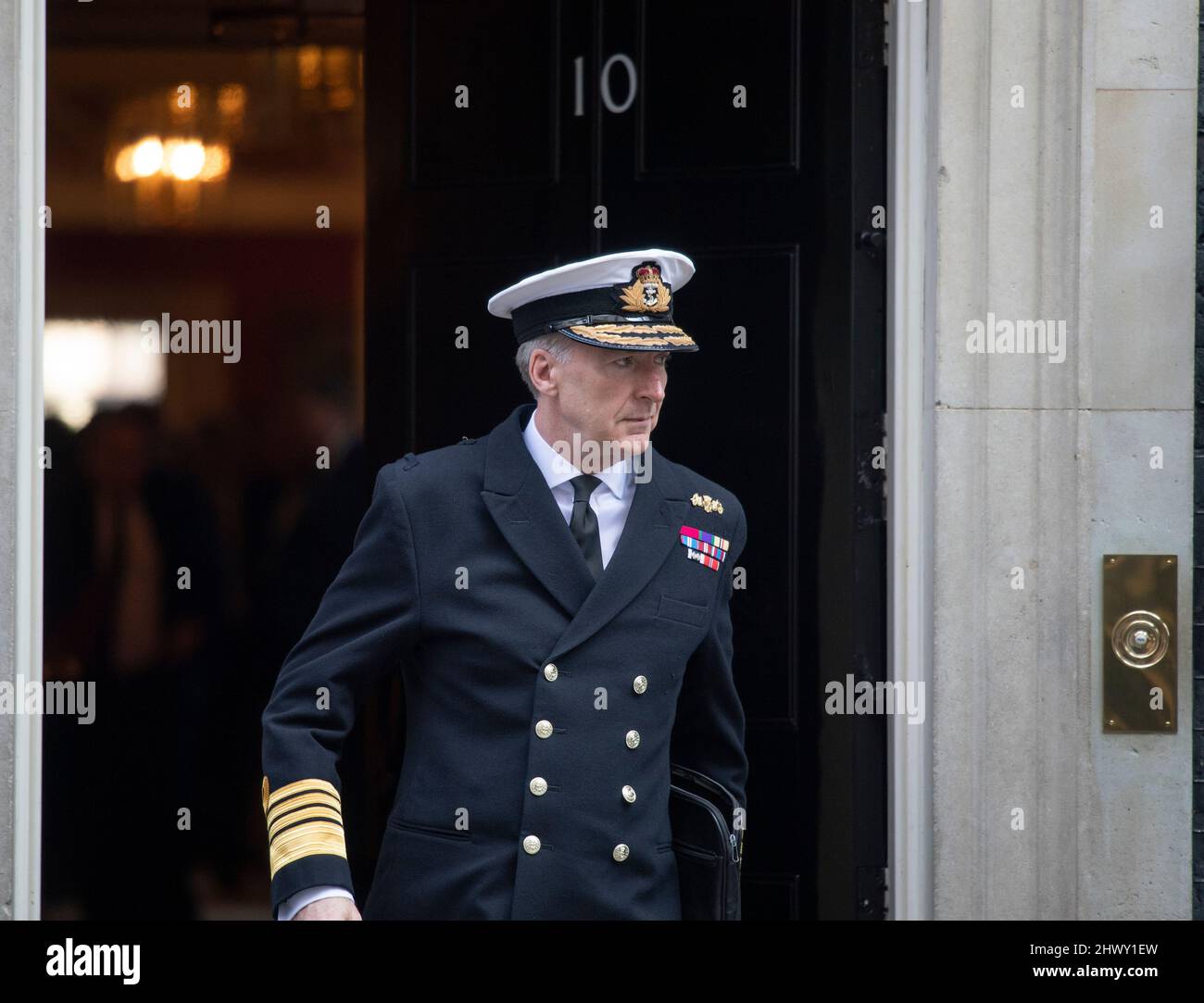 Downing Street, London, Großbritannien. 8. März 2022. Admiral Sir Tony Radakin, Chef des Verteidigungsstabs, nimmt an der Kabinettssitzung in der Downing Street 10 Teil. Quelle: Malcolm Park/Alamy Live News Stockfoto