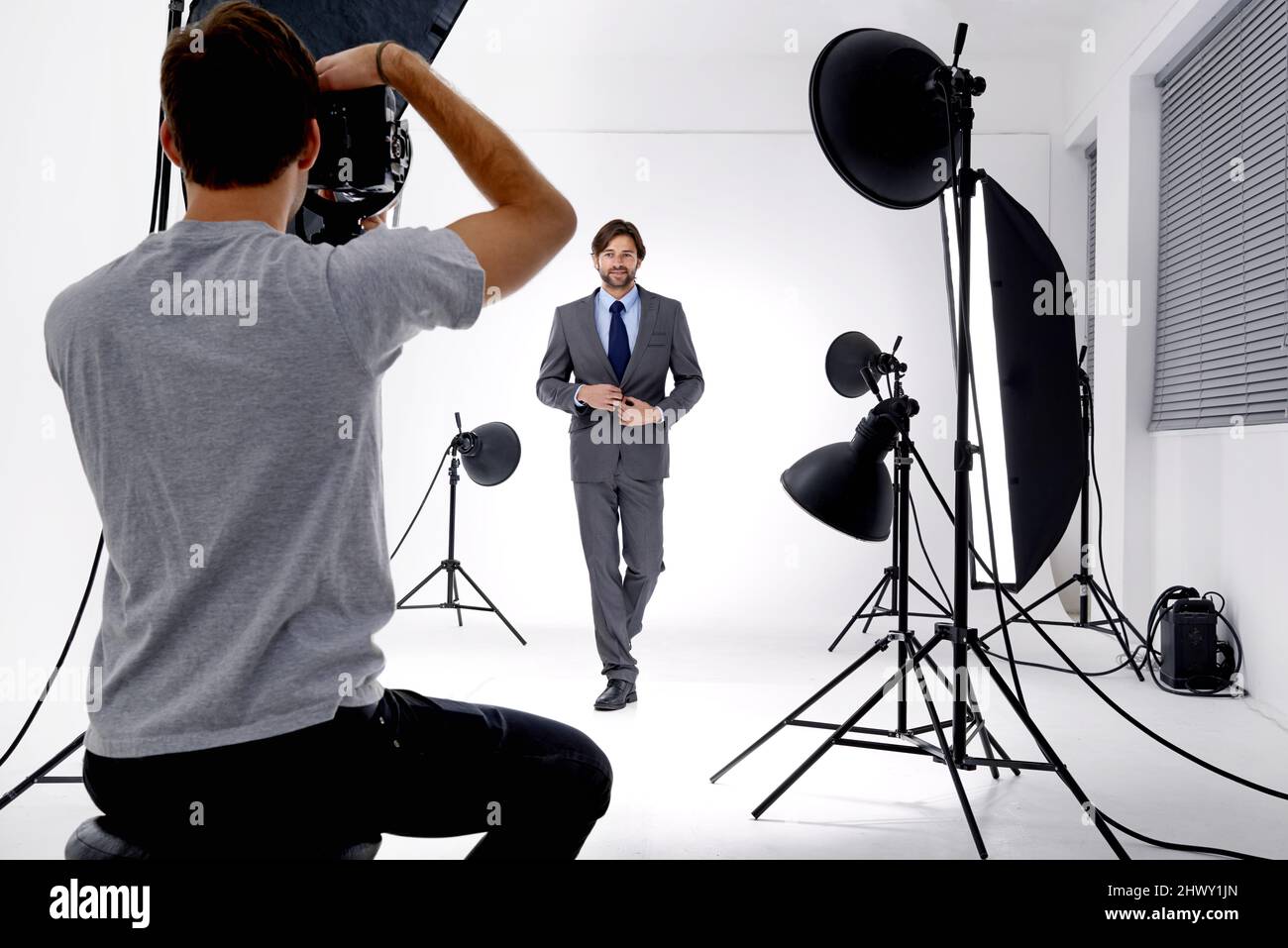 In diesem Studio arbeiten. Aufnahme eines Fotografen, der in seinem Studio arbeitet. Stockfoto