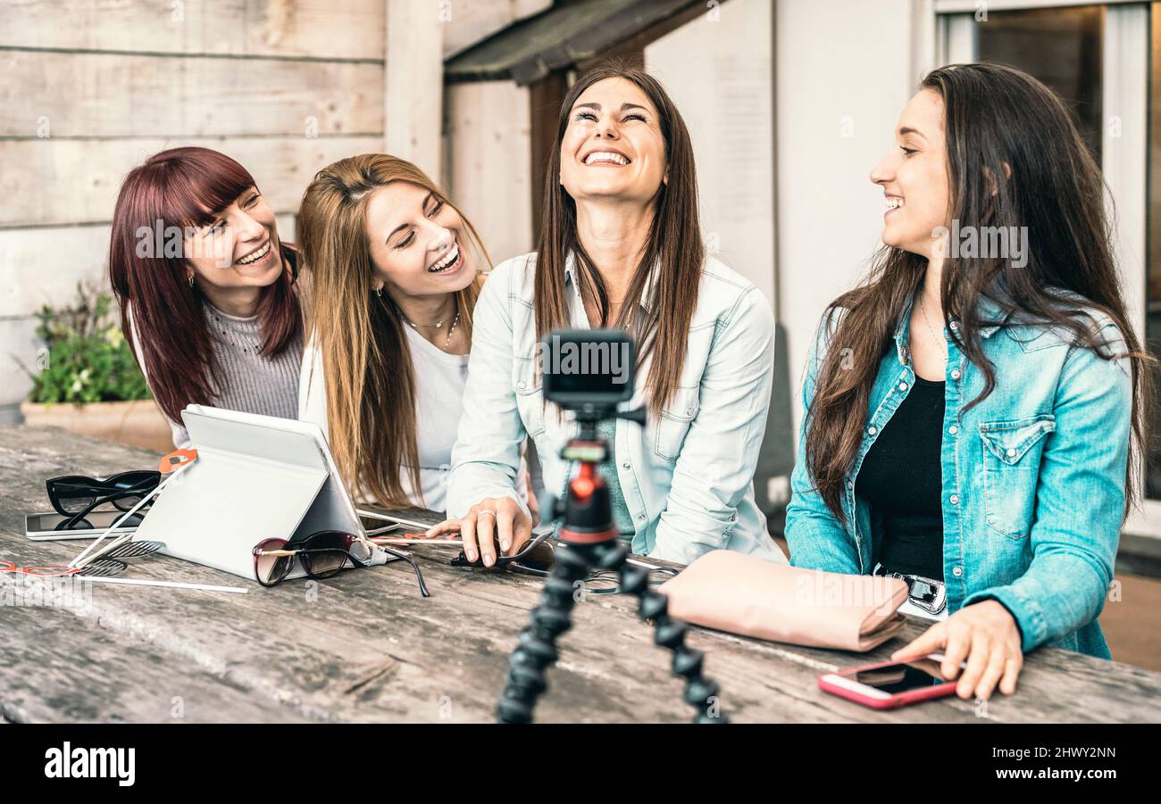 Junge Millennials-Frauen haben Spaß an der Streaming-Plattform durch digitale Action-Webcam - Influencer Marketing-Konzept mit Millennial Girls Sharing con Stockfoto