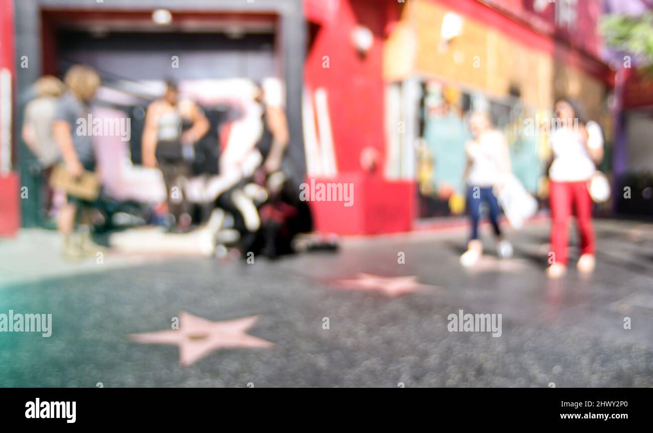 Defokussierte Bokeh abstrakte Ansicht der Sterne Bürgersteig mit alltäglichen Menschen und Touristen rund um den weltberühmten Walk of Fame auf Hollywood Boulevard in LA Ca Stockfoto