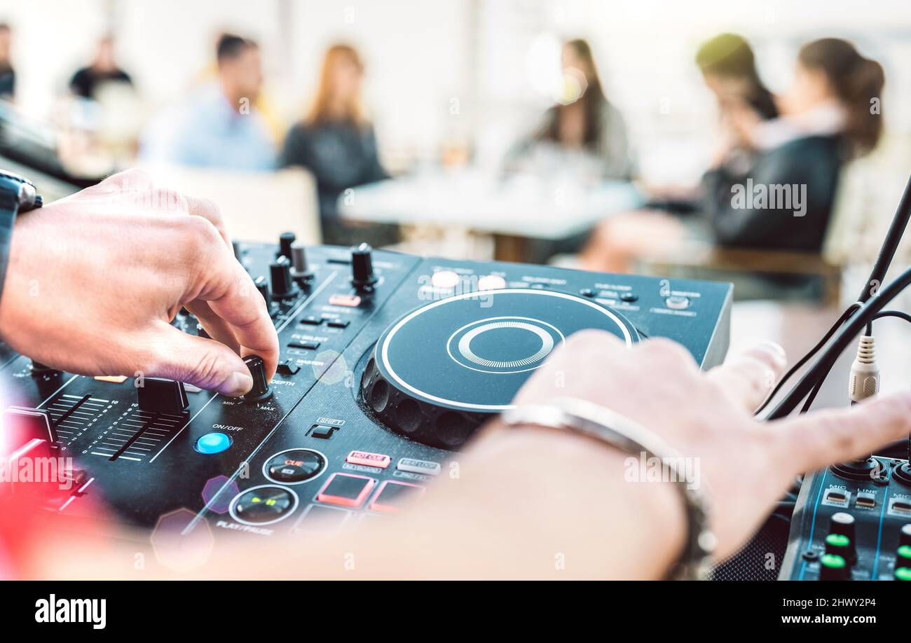 Nahaufnahme des djs, der auf einem modernen cd-usb-Player auf der Sommerstrandparty spielt - Happy Hour und Unterhaltungskonzept - unfokussierter Hintergrund mit geringer Tiefe Stockfoto