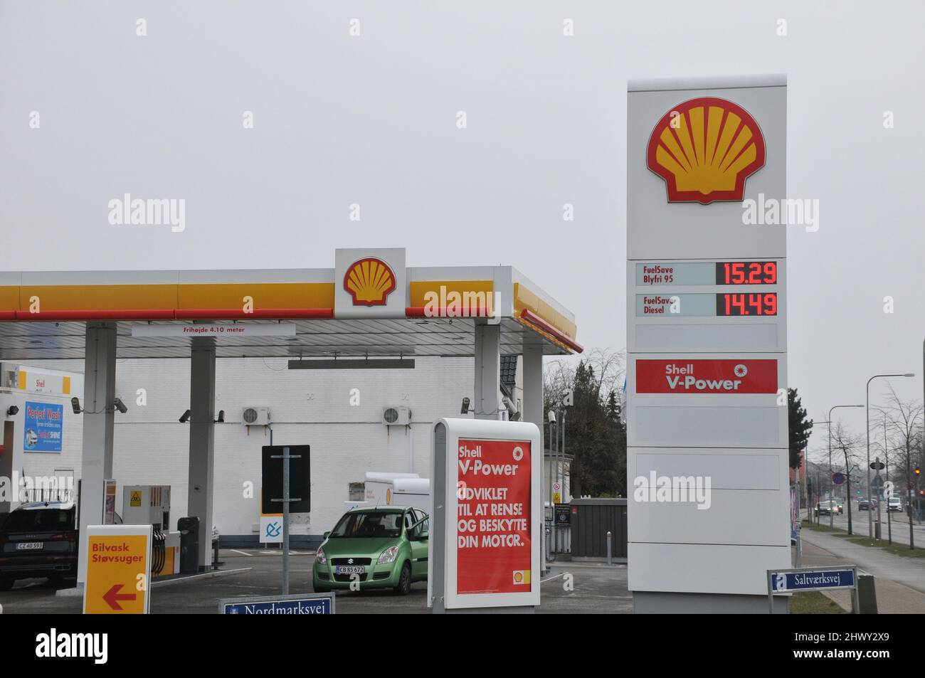 Kopenhagen/Dänemark.08..März 2022/.Shell-Gaslonin- oder Benzinpreise steigen in Dänemark, wie im Rest der rld, Shell-Tankstelle in Kopenhagen Dänemark. (Foto..Francis Dean/Dean Picturs) Stockfoto