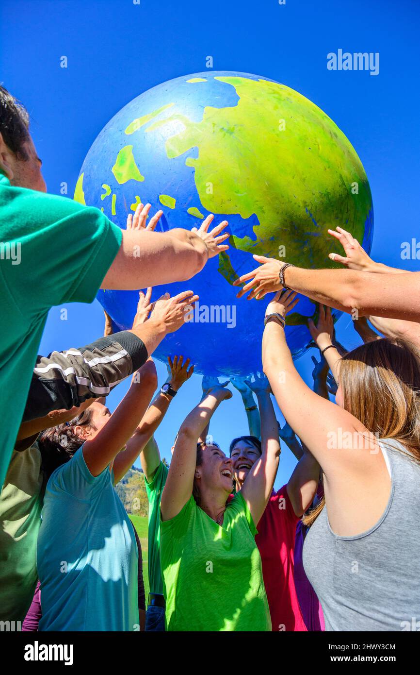 Die Welt auf Händen tragen Stockfoto