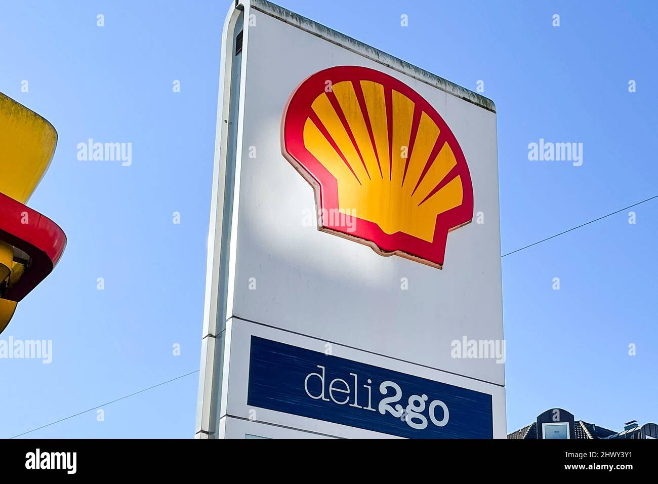Kiel, 8.. märz 2022. Das Logo des Energiekonzerns Shell ist an einer Shell-Tankstelle zu sehen. Shell hat sich letzte Woche für den Kauf von russischem Rohöl entschuldigt. Shell wird aufgrund der Invasion des Landes in der Ukraine künftig kein Öl und Gas mehr von Russland kaufen. Bildnachweis: Frank Molter/Alamy Live News Stockfoto