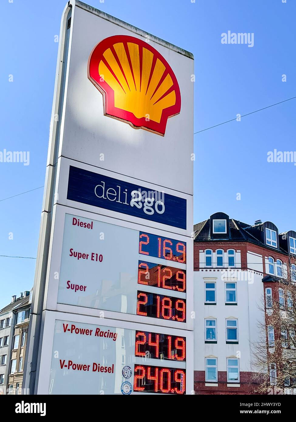Kiel, 8.. märz 2022. Das Logo des Energiekonzerns Shell und die aktuellen Benzin- und Dieselpreise sind an einer Shell-Tankstelle zu sehen. Shell hat sich letzte Woche für den Kauf von russischem Rohöl entschuldigt. Shell wird aufgrund der Invasion des Landes in der Ukraine künftig kein Öl und Gas mehr von Russland kaufen. Bildnachweis: Frank Molter/Alamy Live News Stockfoto