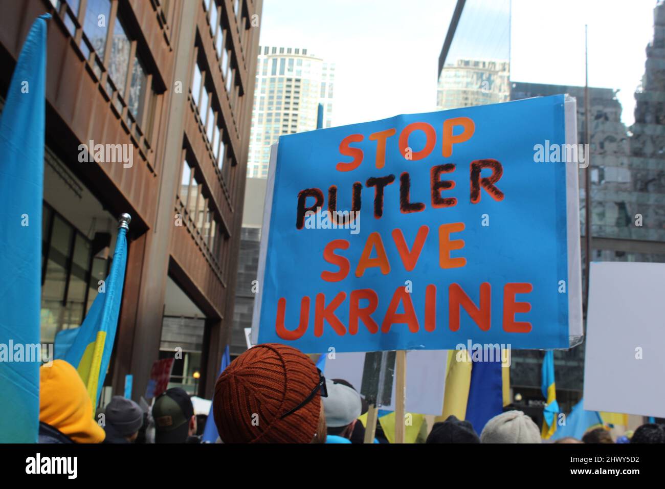 Save Putler Save Ukraine Protestschild am Daley Plaza in Chicago Stockfoto