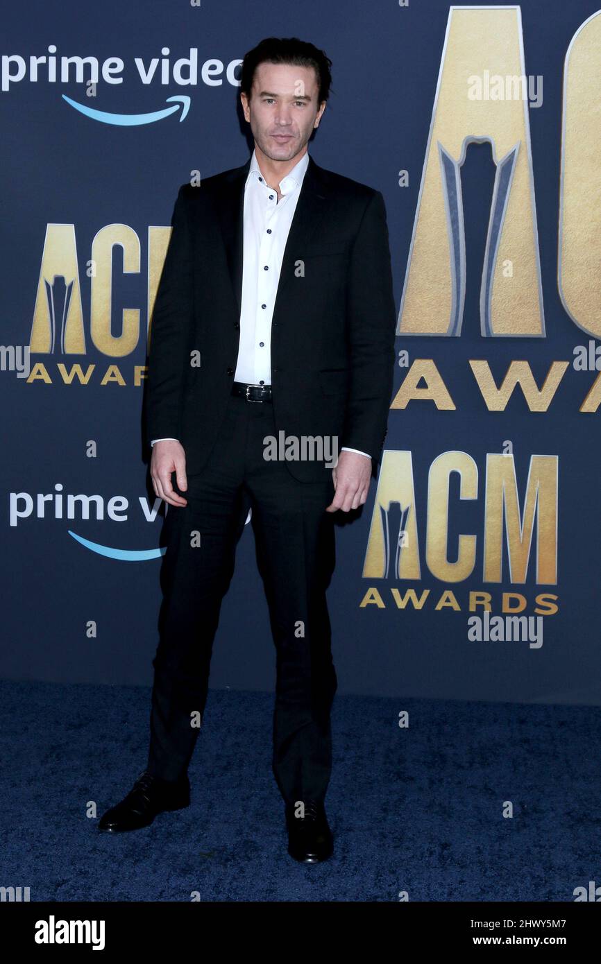 LAS VEGAS – 7. MÄRZ: Tom Pelphrey bei den Academy of Country Music Awards 2022 kommt am 7. März 2022 in Las Vegas, NV, im Allegient Stadium an Stockfoto