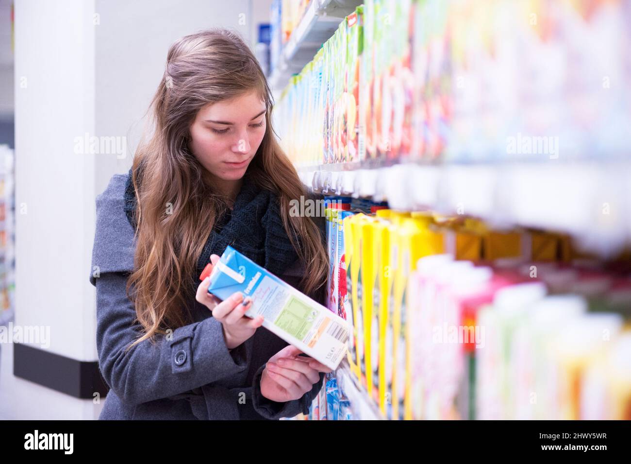 Tilburg, Niederlande., Junge Erwachsene Frau besucht den lokalen Supermarkt Top kaufen und kaufen Lebensmittel und Lebensmittel für einen gesundheitlichen Lebensstil. Stockfoto