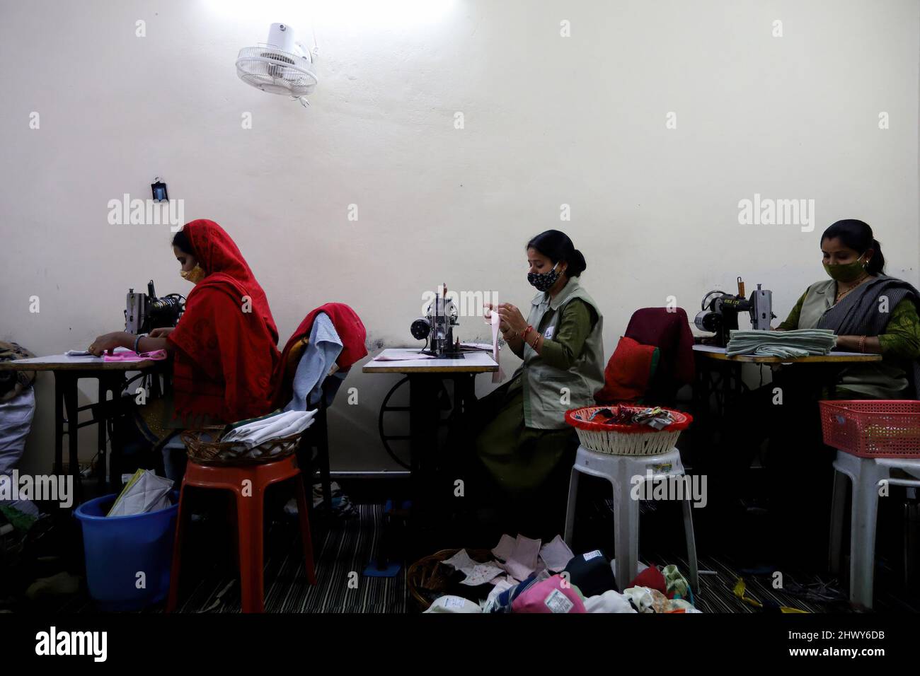 Neu-Delhi, Indien. 07. März 2022. Indische Mitarbeiterinnen stellen am Internationalen Frauentag in einer Einrichtung auf dem Goonj-Campus (Non-Profit Organisation) in Neu Delhi wiederverwendbare Damenbinden aus Baumwolltuch her.die NGO (Non-Governmental Organisation) will Zugang zu billigen Damenbinden und Kampagnen zur Beendigung der Menstruationsregierungen in der konservativen indischen Gesellschaft durchführen. Kredit: SOPA Images Limited/Alamy Live Nachrichten Stockfoto