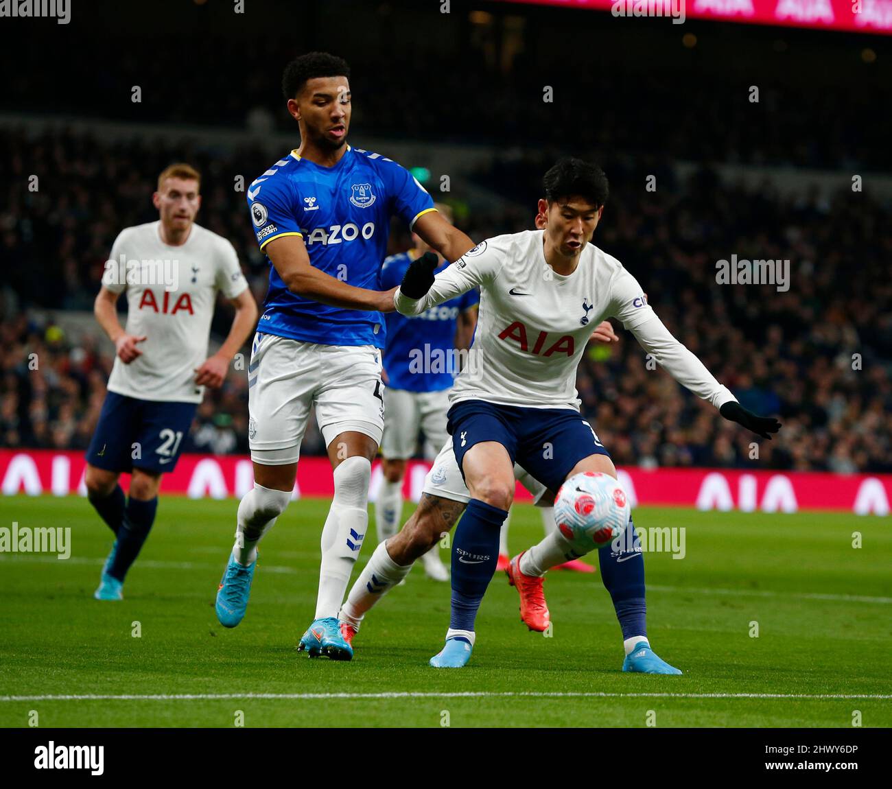 LONDON, England - 07. MÄRZ: Son Heung-Min von Tottenham Hotspur hält während der Premier League zwischen Totte Evertons Mason Holgate und Evertons Allan Stockfoto