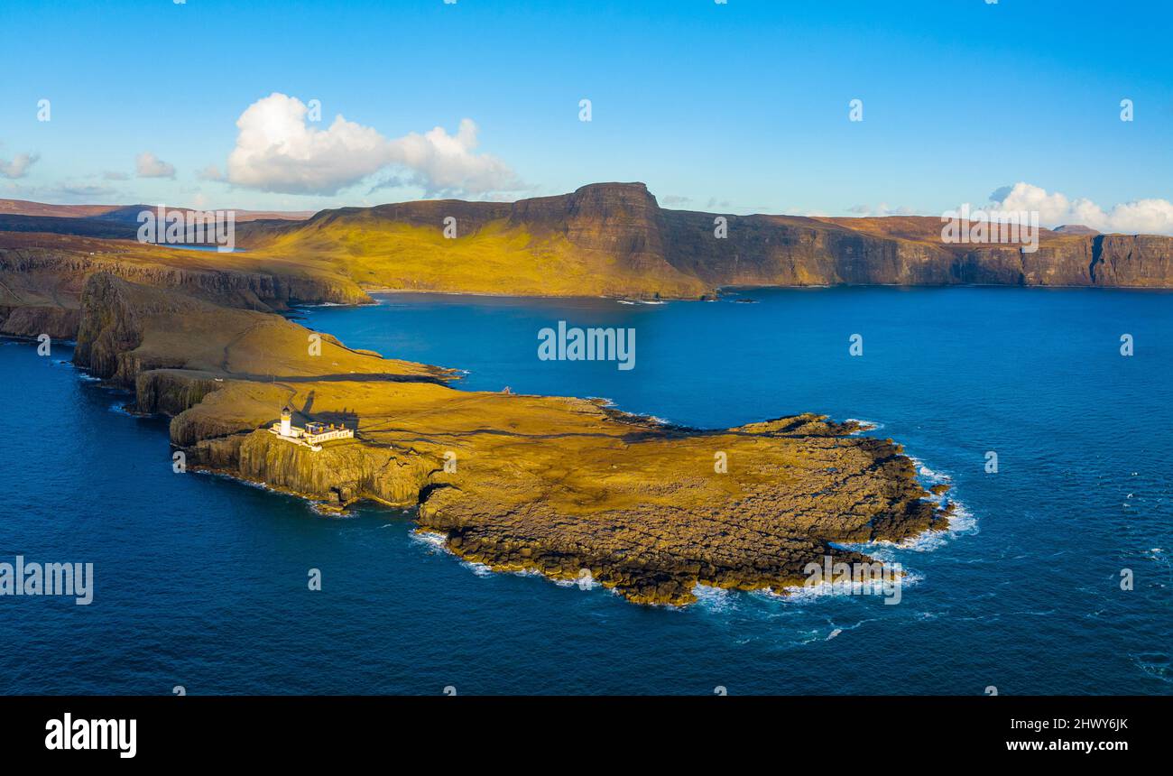 Luftaufnahme von der Drohne des Neist Point Lighthouse auf der Isle of Skye, Schottland, Großbritannien Stockfoto