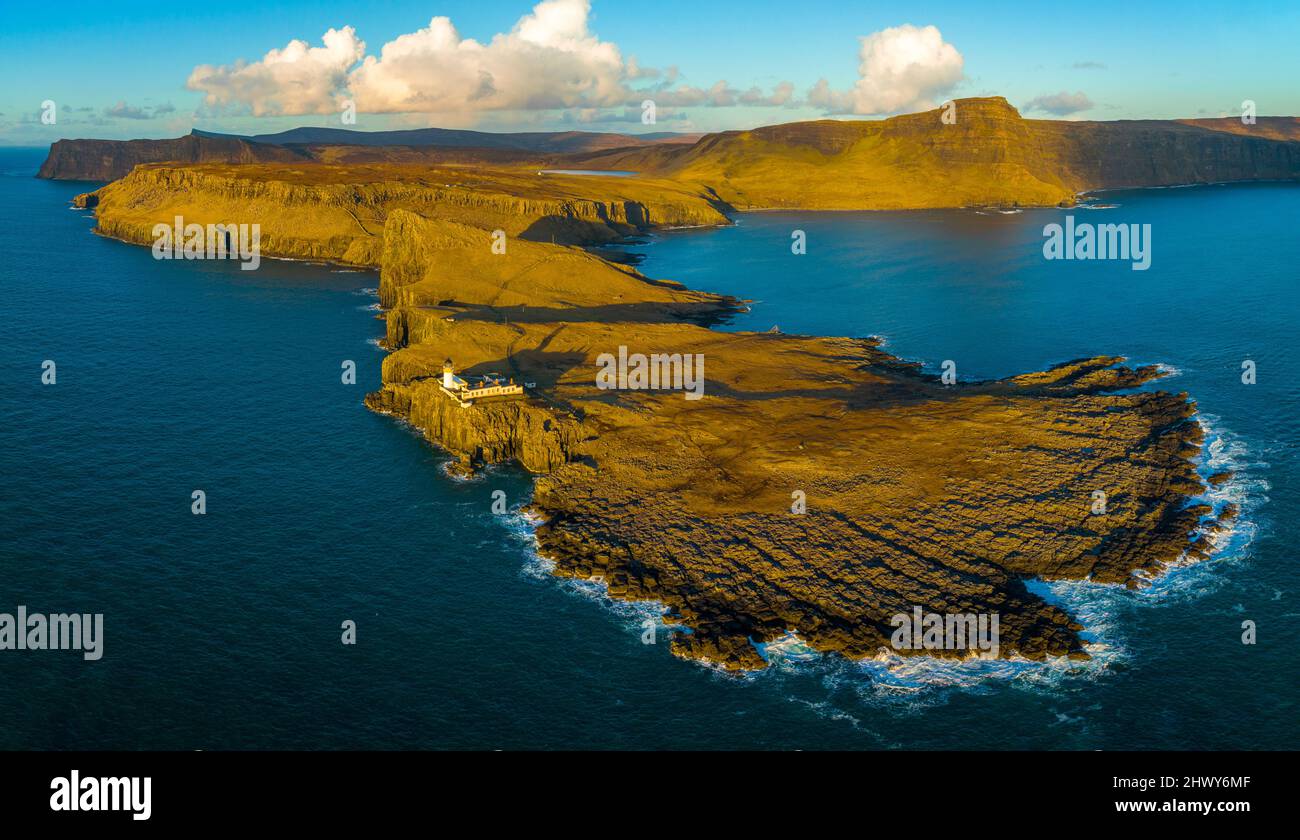 Luftaufnahme von der Drohne des Neist Point Lighthouse auf der Isle of Skye, Schottland, Großbritannien Stockfoto