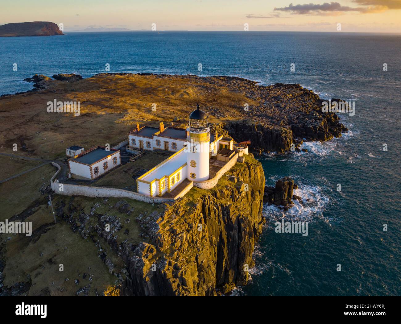 Luftaufnahme von der Drohne des Neist Point Lighthouse auf der Isle of Skye, Schottland, Großbritannien Stockfoto