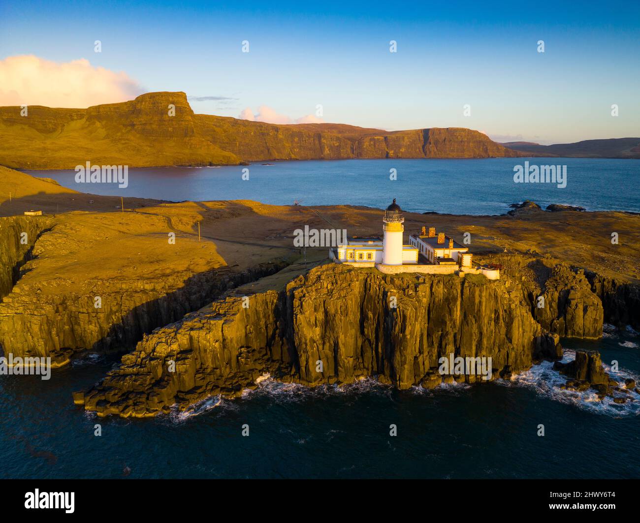 Luftaufnahme von der Drohne des Neist Point Lighthouse auf der Isle of Skye, Schottland, Großbritannien Stockfoto