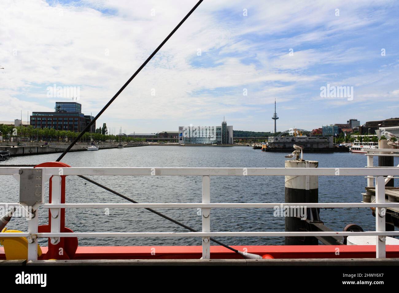 Kiel, Deutschland - Jul 2010: Stadtansicht von der Hörn-Brücke am Hafen im Sommer mit Turm und Wolken im blauen Himmel Hintergrund. Keine Personen. Stockfoto