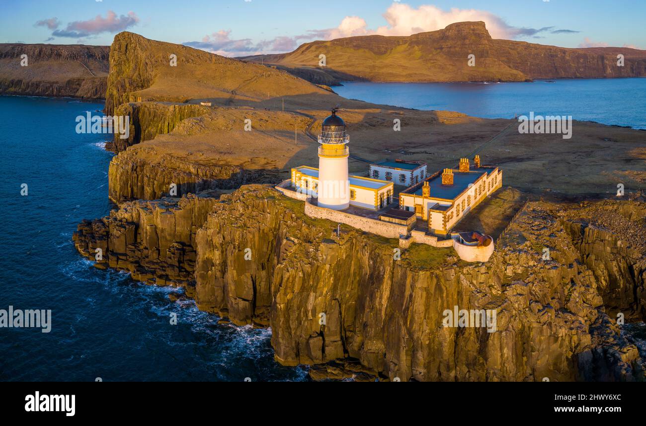 Luftaufnahme von der Drohne des Neist Point Lighthouse auf der Isle of Skye, Schottland, Großbritannien Stockfoto