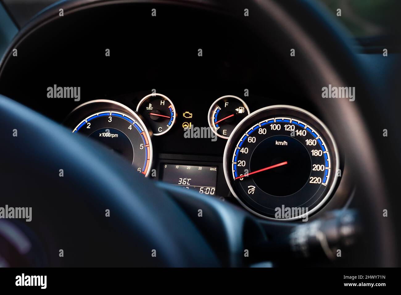 Blick auf das Cockpit eines Autos, das nachts fährt Stockfoto