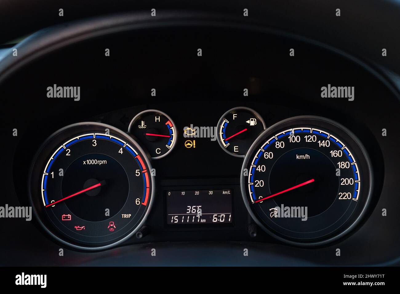 Blick auf das Cockpit eines Autos, das nachts fährt Stockfoto