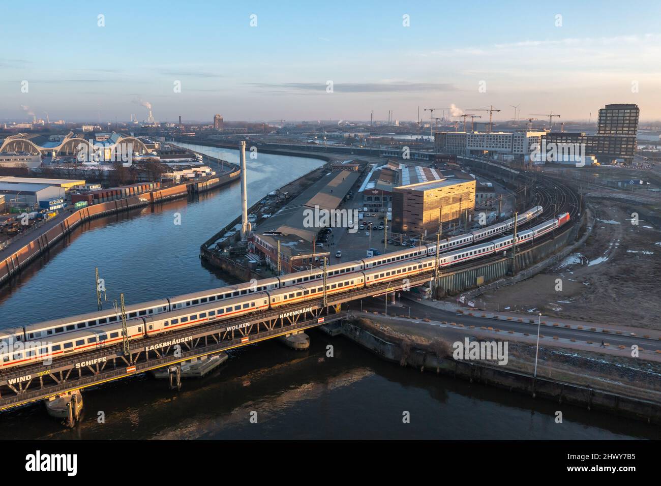 Luftaufnahme der hamburger oberhafenbrücke mit Zugverkehr Stockfoto