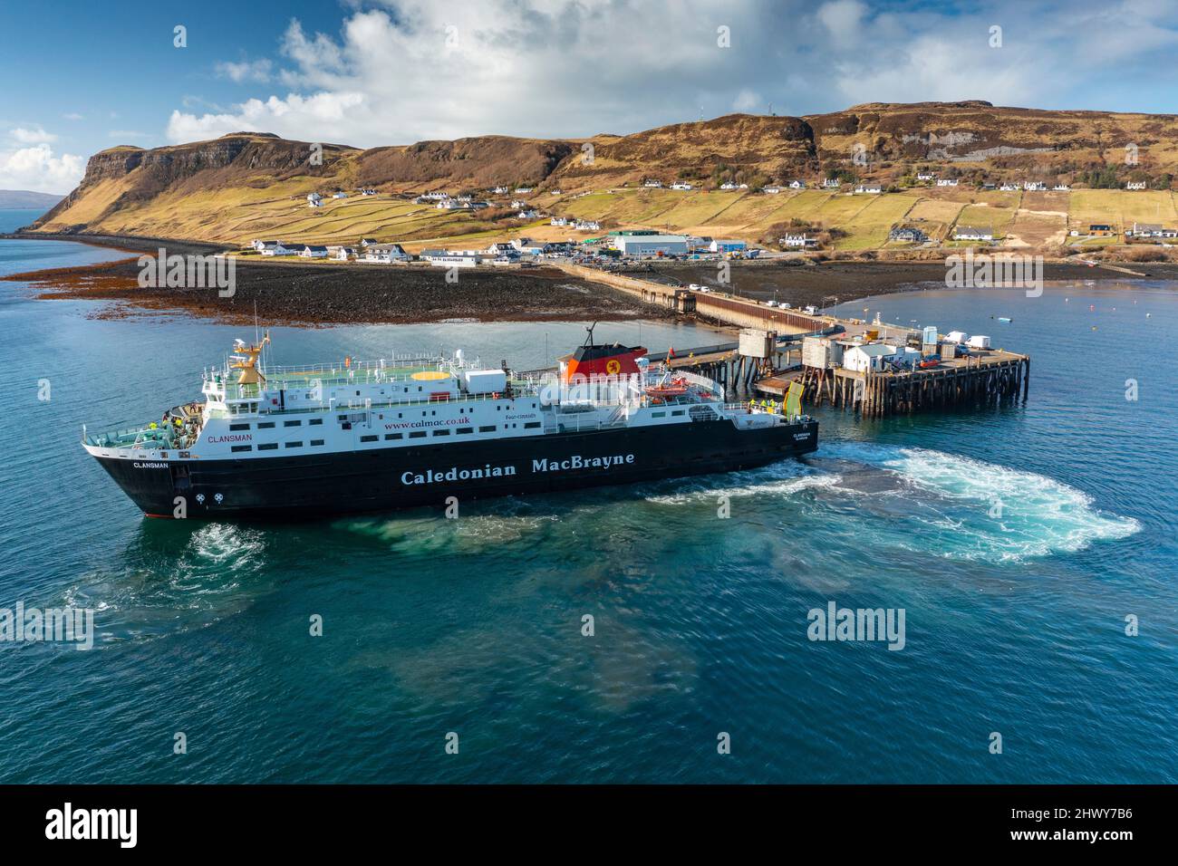 Luftaufnahme von der Drohne des Dorfes und des Fährenterminals in Uig auf der Isle of Skye, Schottland, Großbritannien Stockfoto