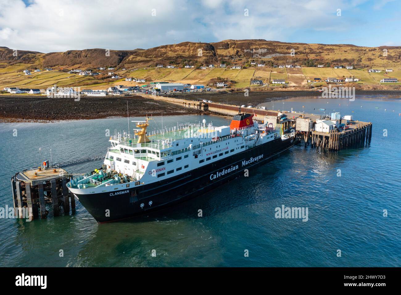 Luftaufnahme von der Drohne des Dorfes und des Fährenterminals in Uig