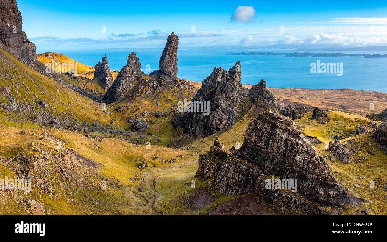 Luftaufnahme von der Drohne von Old man of Storr auf der Halbinsel Trotternish auf der Isle of Skye, Schottland, Großbritannien Stockfoto