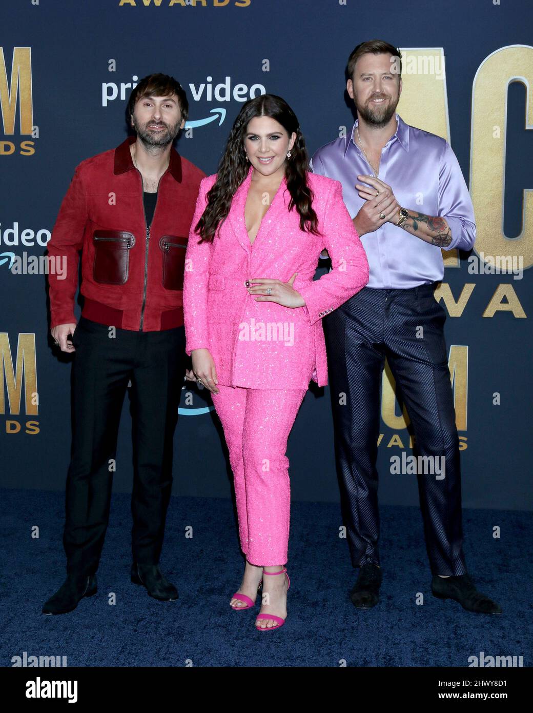 7. März 2022, Las Vegas, NV, USA: LAS VEGAS - 7. MÄRZ: Dave Haywood, Hillary Scott, Charles Kelley, Lady A bei den Academy of Country Music Awards 2022 kommt am 7. März 2022 im Allegient Stadium in Las Vegas, NV an (Bildquelle: © Kay Blake/ZUMA Press Wire) Stockfoto