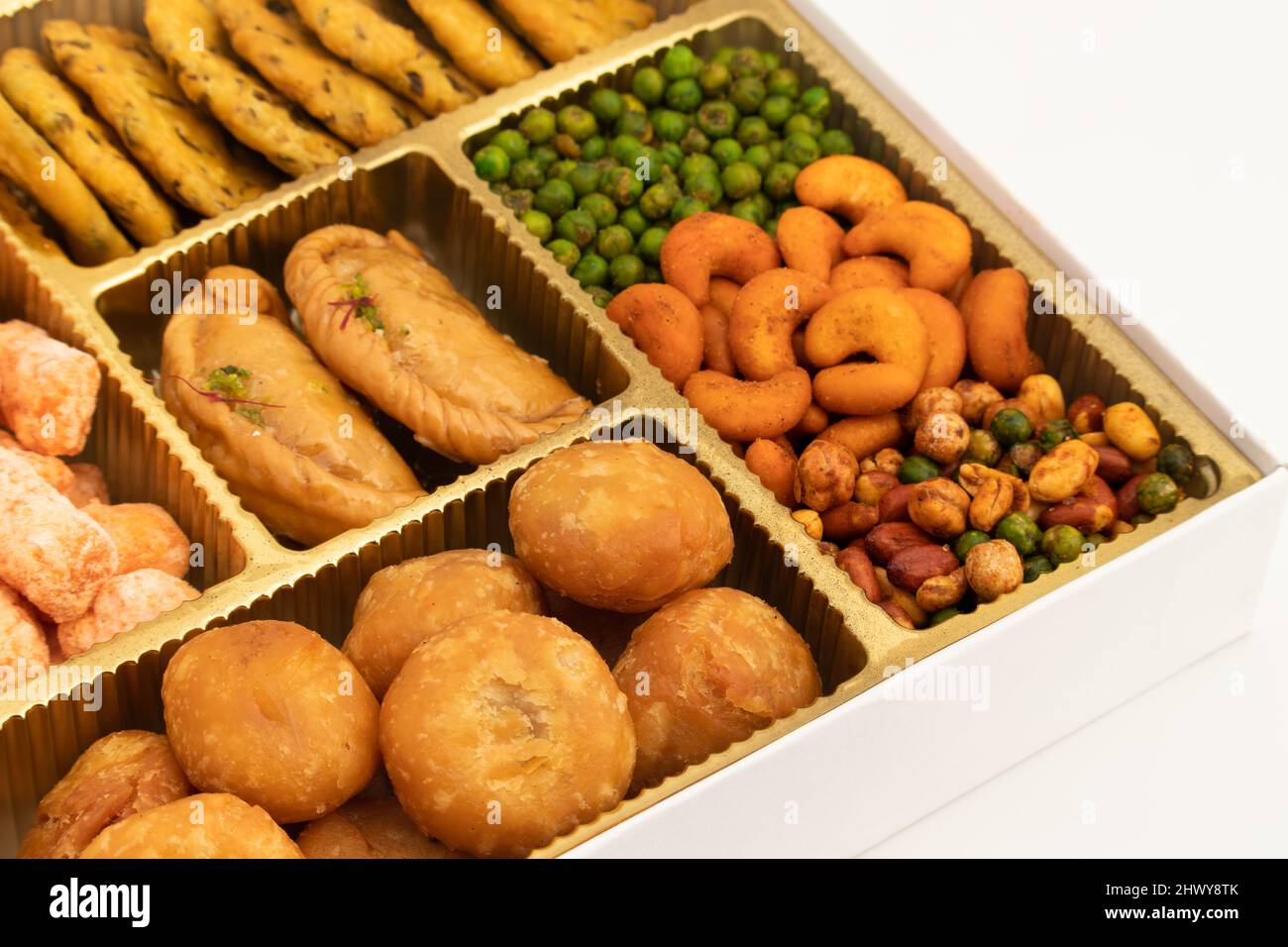 Indische Shahi Mithai Gujia oder Gujiya, würzige knusprige Snacks ...