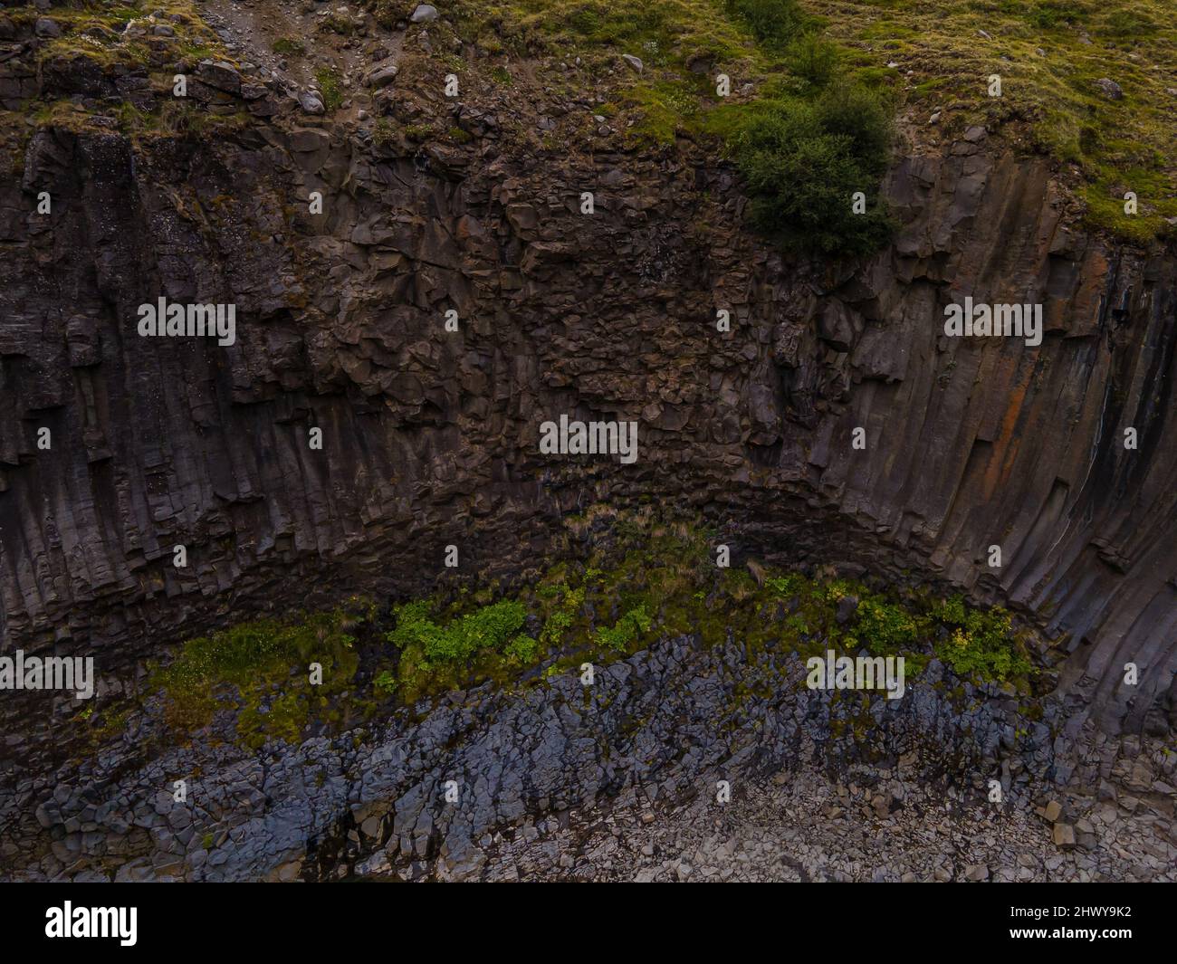 Schöne Luftaufnahme der studlagil Schlucht, und die größte Anzahl von Basaltsteinsäulen in Island Stockfoto