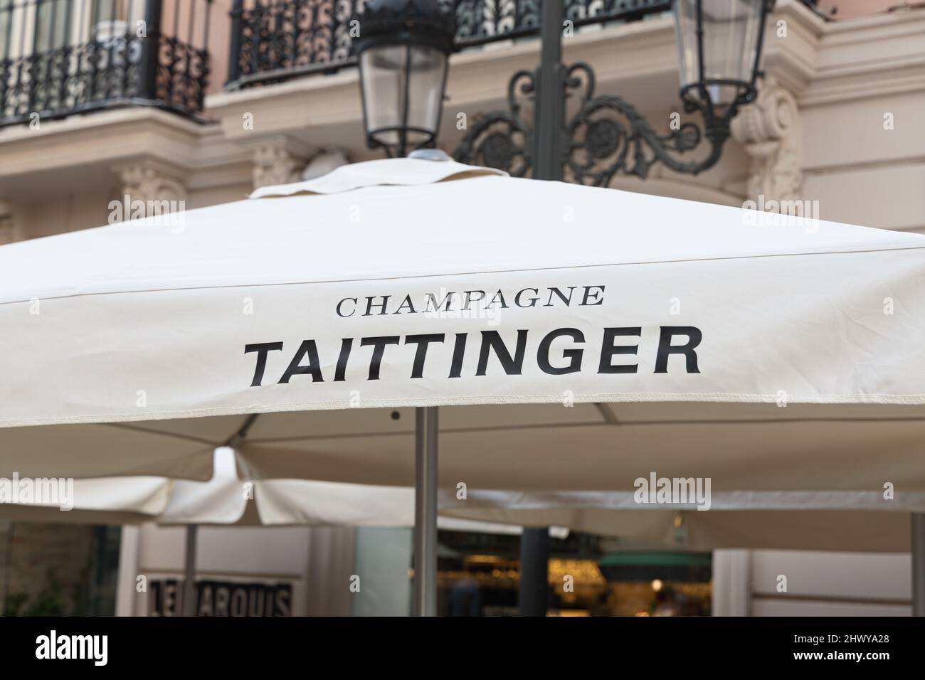VALENCIA, SPANIEN - 02. MÄRZ 2022: Taittinger ist eine französische Weinfamilie, die berühmte Champagnerproduzenten ist Stockfoto