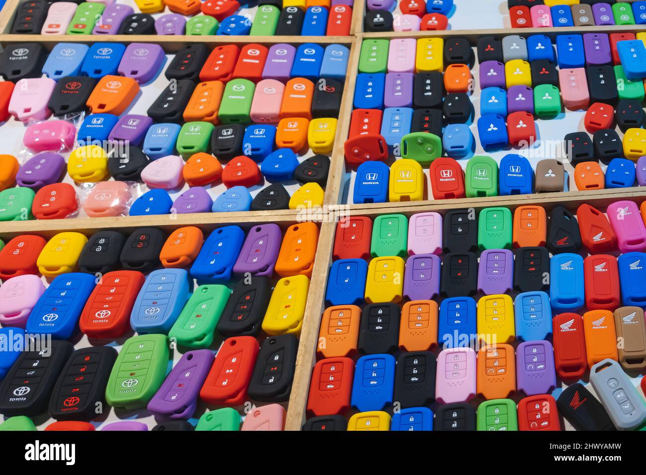 KANCHANABURI, THAILAND-NOVEMBER 28,2019 : Bunte Silikonhüllen für einen Schlüsselanhänger aus dem Autoalarm. Viele Formen und Farbe Silikon Gehäuse für remo Stockfoto