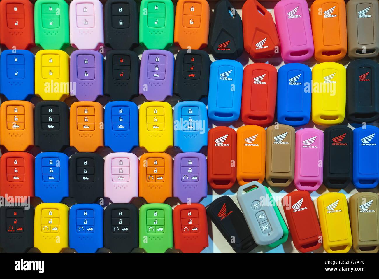 KANCHANABURI, THAILAND-NOVEMBER 28,2019 : Bunte Silikonhüllen für einen Schlüsselanhänger aus dem Autoalarm. Viele Formen und Farbe Silikon Gehäuse für remo Stockfoto