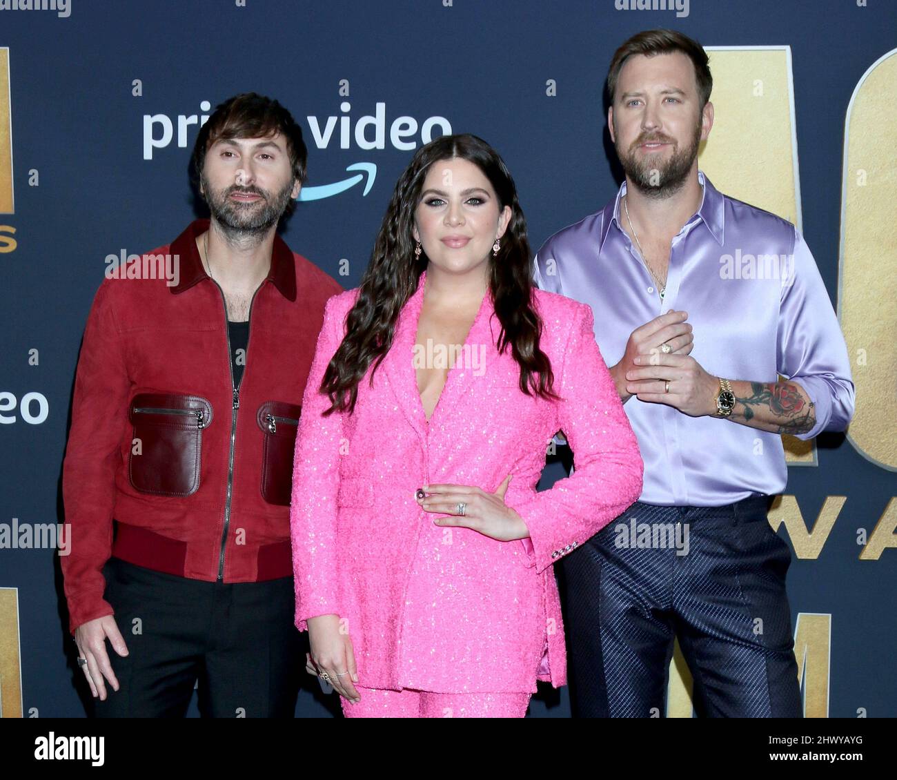 7. März 2022, Las Vegas, NV, USA: LAS VEGAS - 7. MÄRZ: Dave Haywood, Hillary Scott, Charles Kelley, Lady A bei den Academy of Country Music Awards 2022 kommt am 7. März 2022 im Allegient Stadium in Las Vegas, NV an (Bildquelle: © Kay Blake/ZUMA Press Wire) Stockfoto