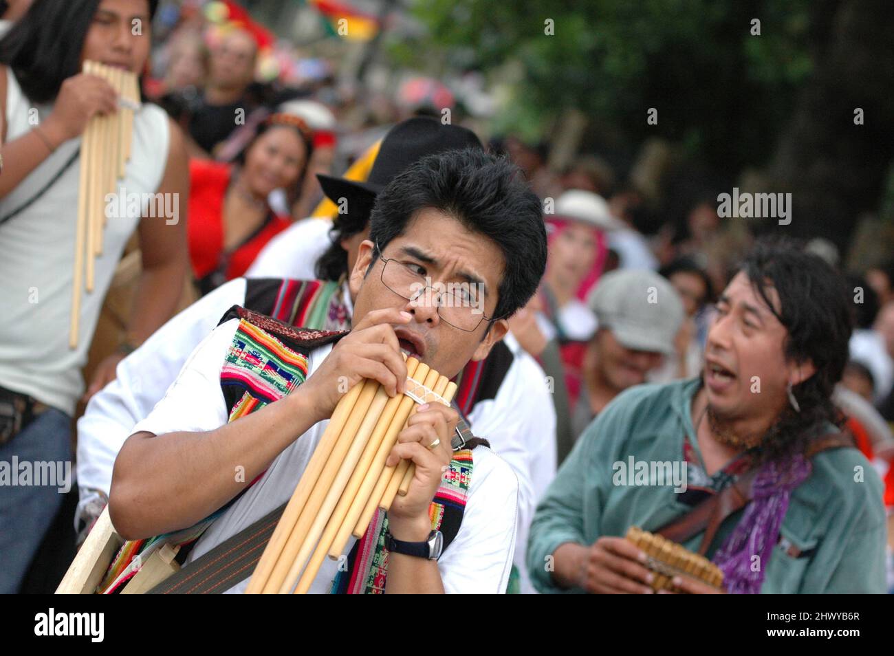 Bolivianische Straßenmusiker spielen Siku-Pfeifen beim Carnaval del Pueblo 2008 in Walworth London. Stockfoto