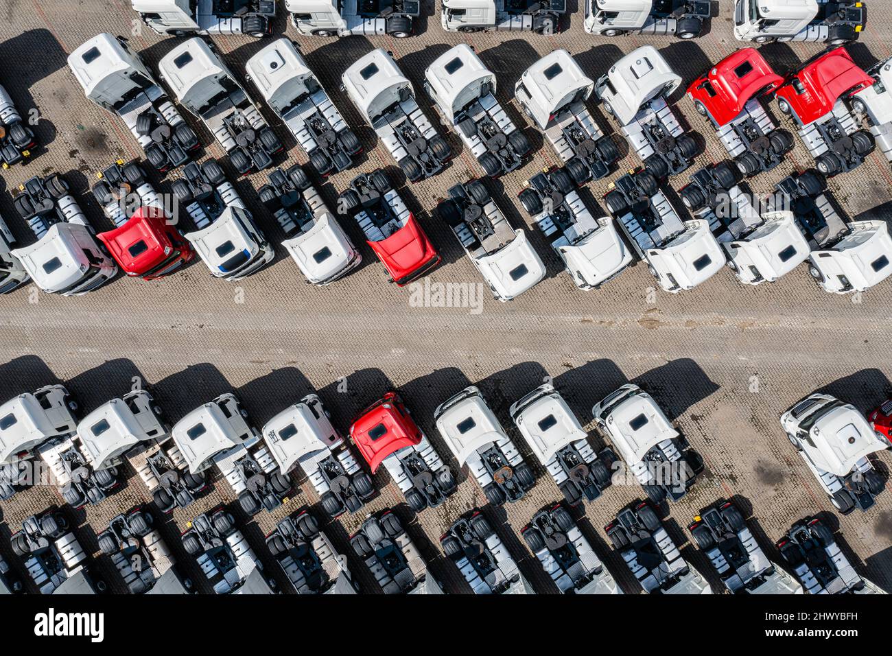 Viele Lastwagen auf dem Parkplatz aus der Vogelperspektive, von oben nach unten Stockfoto