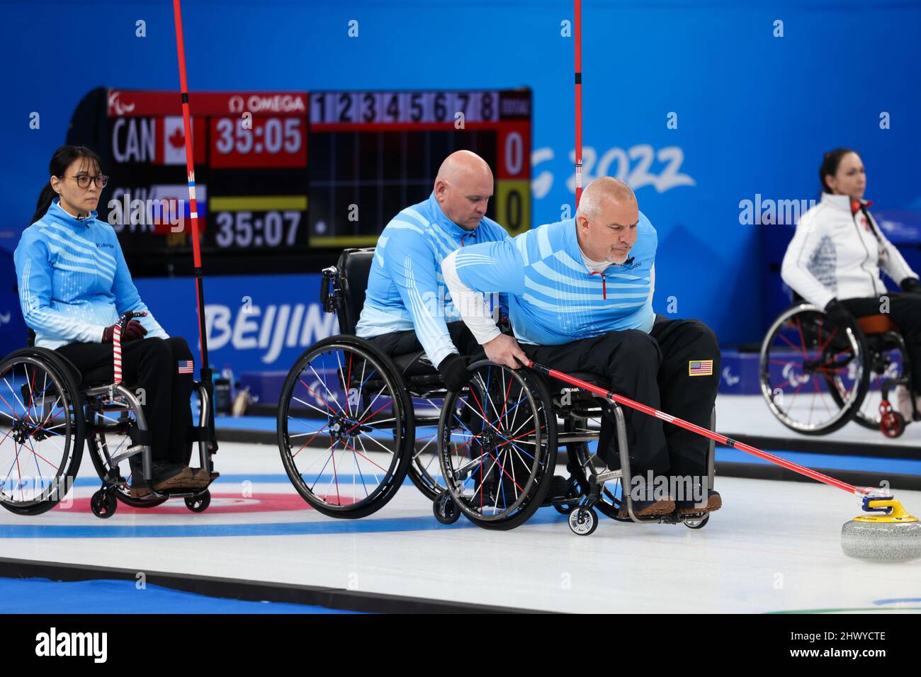 Peking, China. 8. März 2022. Steve EMT (R) aus den Vereinigten Staaten tritt am 8. März 2022 beim Wheelchair Curling Round Robin Match zwischen China und den Vereinigten Staaten von Peking 2022 Winter-Paralympics im National Aquatics Center in Peking, der Hauptstadt von China, an. Kredit: Ma Xiping/Xinhua/Alamy Live Nachrichten Stockfoto