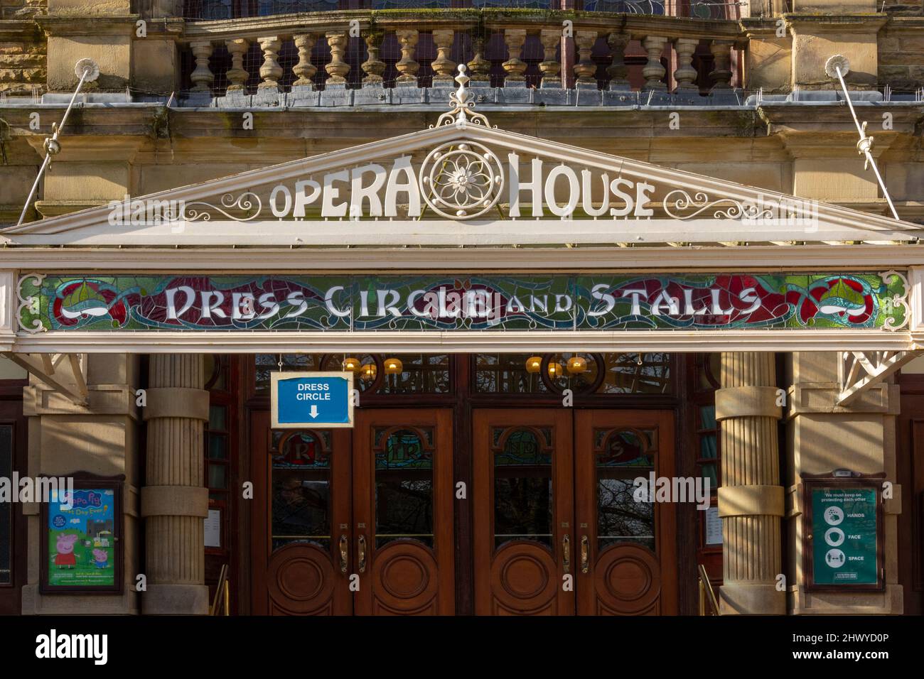 Buxton Opera House, auf dem Platz in der Kurstadt Buxton in Derbyshire, England. Es ist ein Opernhaus mit 902 Sitzplätzen, in dem das jährliche Buxton Festival stattfindet Stockfoto